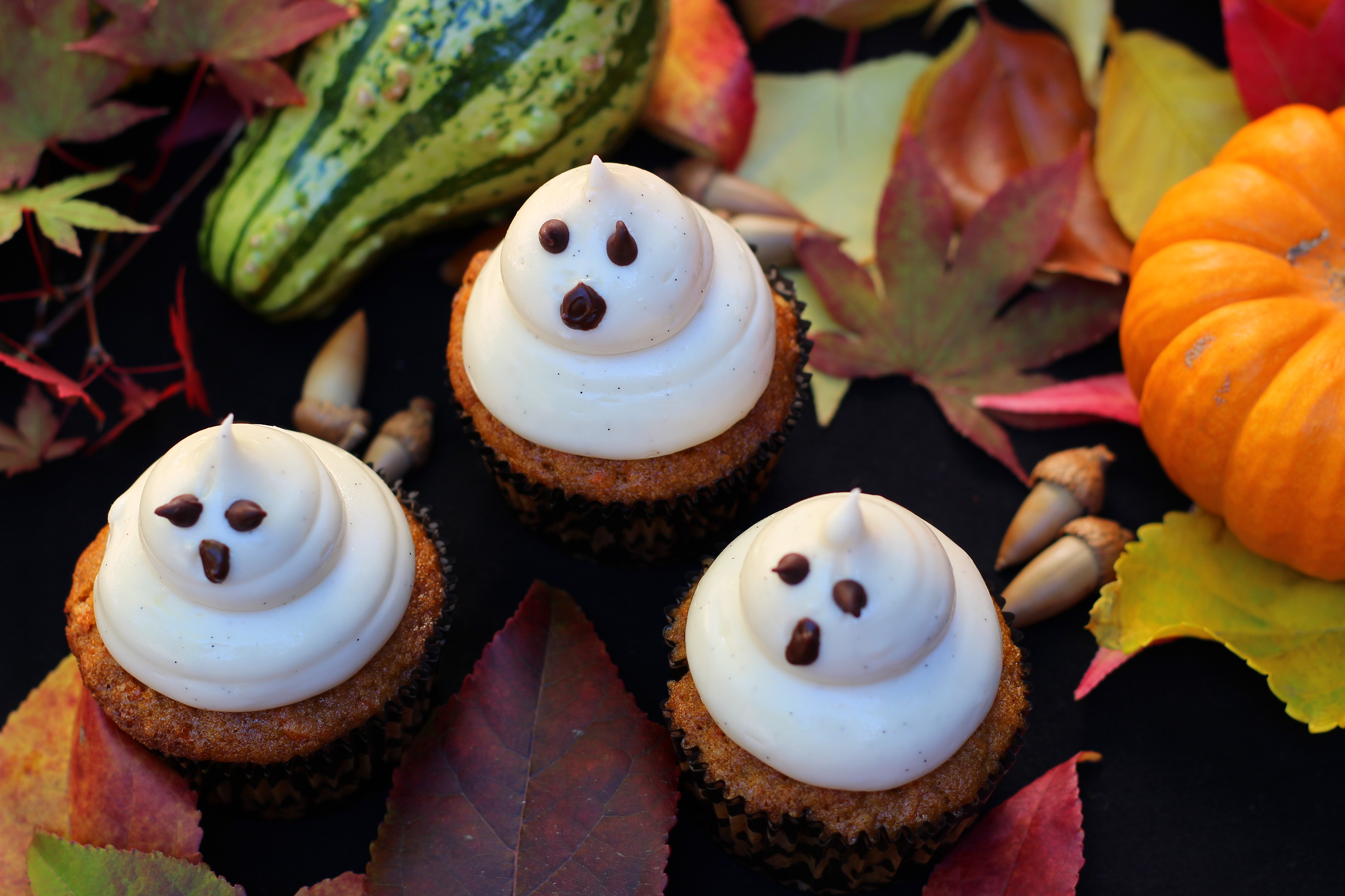 HALLOWEEN PUMPKIN CARROT CAKE CUPCAKES WITH BUTTERCREAM ICING AND SPRINKLES  - Pinecones and Acorns